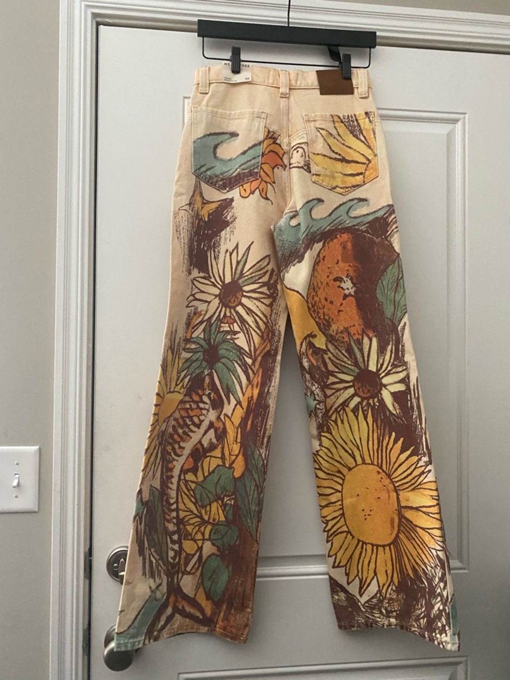 Free People Straight-Leg Pants in Pale Yellow Beach Scene Sz 26 NWT - Picture 4 of 5
